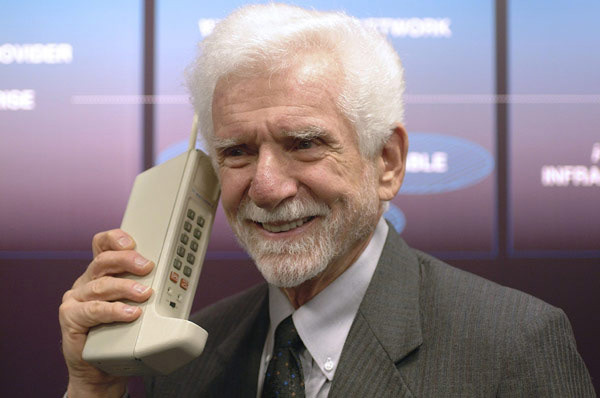 1-Martin-Cooper-the-inventor-of-the-DynaTAC-8000x-1424765011_660x0.jpg
