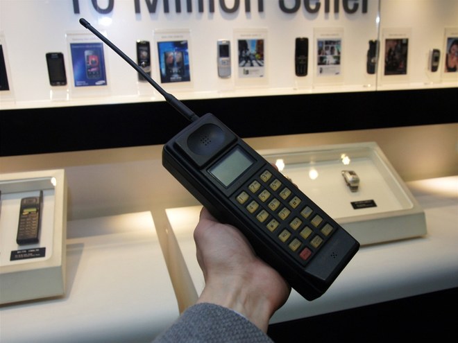 4-Samsungs-first-mobile-cell-phone-SH-100-1424765012_660x0.jpg