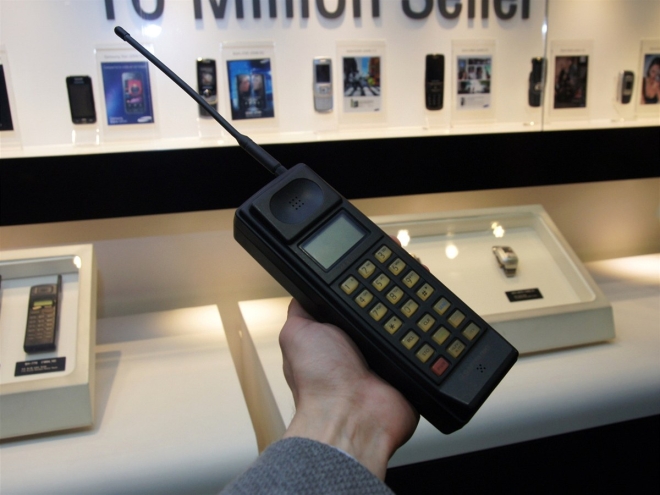 4-Samsungs-first-mobile-cell-phone-SH-100-1424765012_660x0.jpg