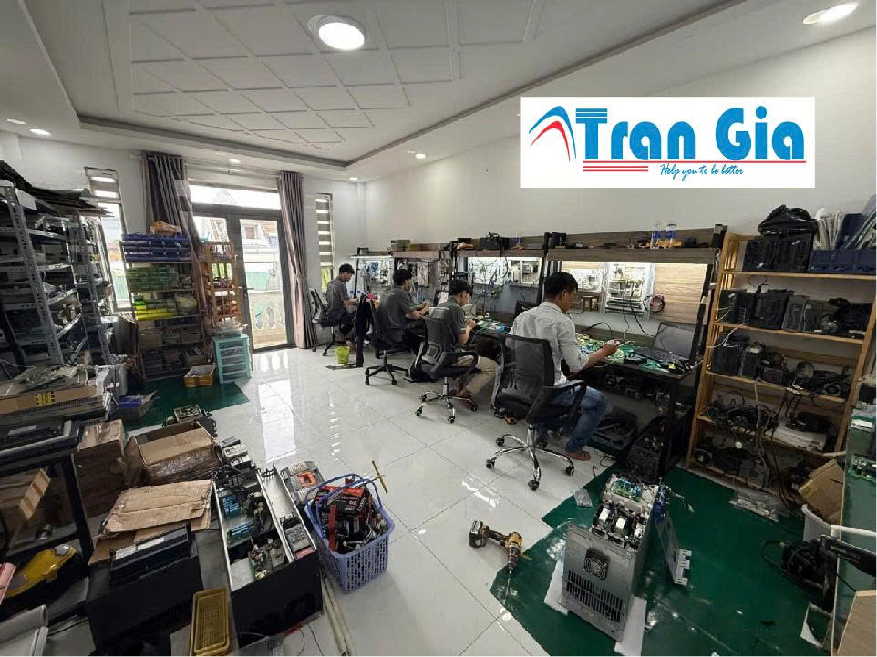 Ảnh nhân viên kỹ thuật TRAN GIA AUTOMATION đang trong quá trình sửa chữa thiết bị Ảnh nhân viên kỹ thuật TRAN GIA AUTOMATION đang trong quá trình sửa chữa thiết bị